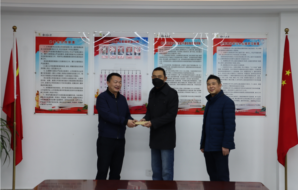 集團公司黨委委員、副總經(jīng)理胡新付到公司走訪慰問